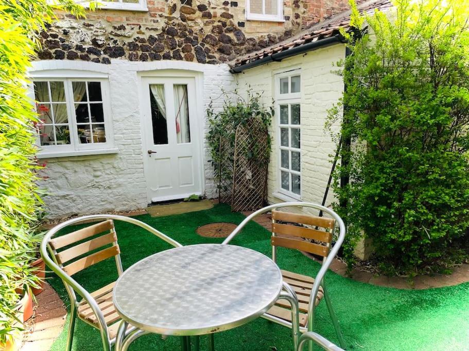 The Beehive, Ground Floor Apartment In Norfolk, No Shared Amenities Downham Market Exteriér fotografie