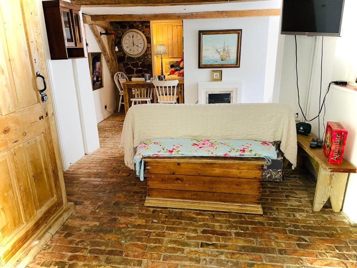 The Beehive, Ground Floor Apartment In Norfolk, No Shared Amenities Downham Market Exteriér fotografie